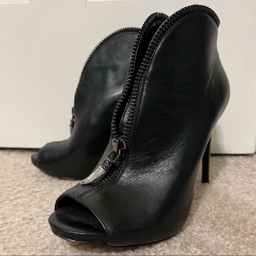 🖤 GUESS 6 1/2 Black Horn Zip Heels 🖤